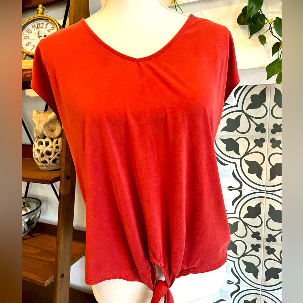 Green envelope, red short sleeve top, small